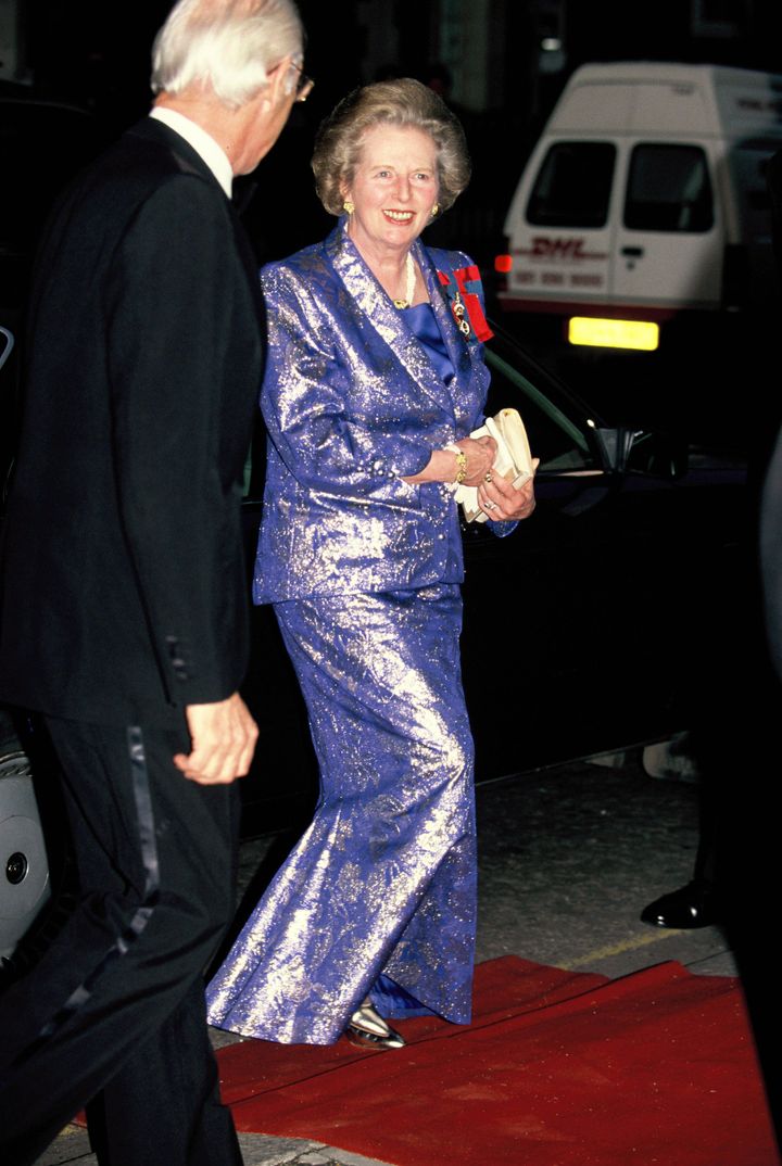 マーガレット・サッチャーはその強硬的な姿勢から「鉄の女」と呼ばれた。“男性よりも男性らしく”振る舞った女性首相の1人と言えるだろう。