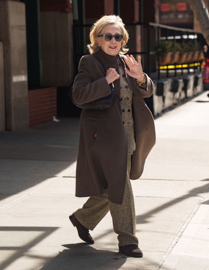 パパラッチに手を振るヒラリー・クリントン。特にファーストレディ時代は、アイコンとしてそのファッションやメイクアップに注目が集まった。