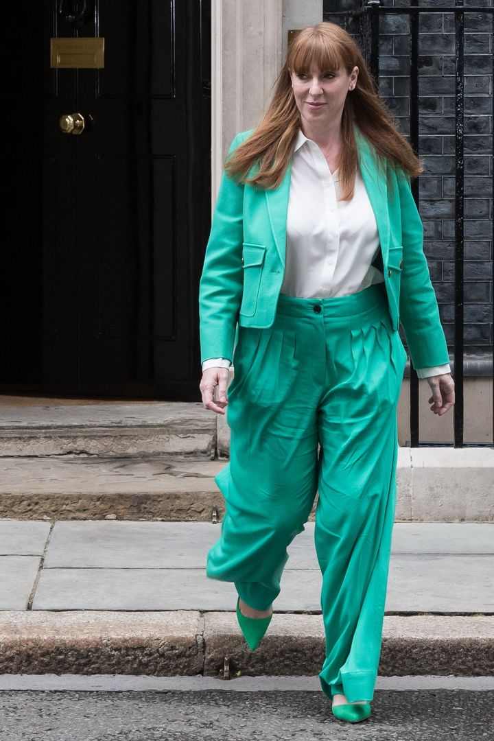 イギリスのアンジェラ・レイナー副首相は政権初日から明るいパンツスーツ姿が話題を呼び、ファッション誌などがブランド名を含めてそのスタイルを報道した。