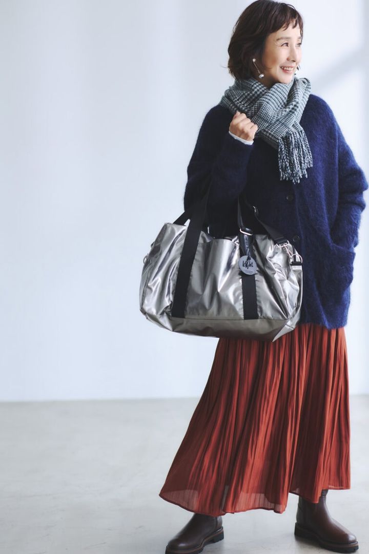 バッグ¥44,550／ジャック・ゴム（アッシュ・ペー・フランス）、カーディガン¥20,900／ノーク、カットソー¥4,990／アンフィーロ、スカート¥9,990／プラステ、ピアス¥13,200／ワンエーアールバイウノアエレ（ウノアエレ ジャパン）、マフラー¥39,600／ジョンストンズ オブ エルガン、ブーツ¥46,200／銀座かねまつ（銀座かねまつ６丁目本店）