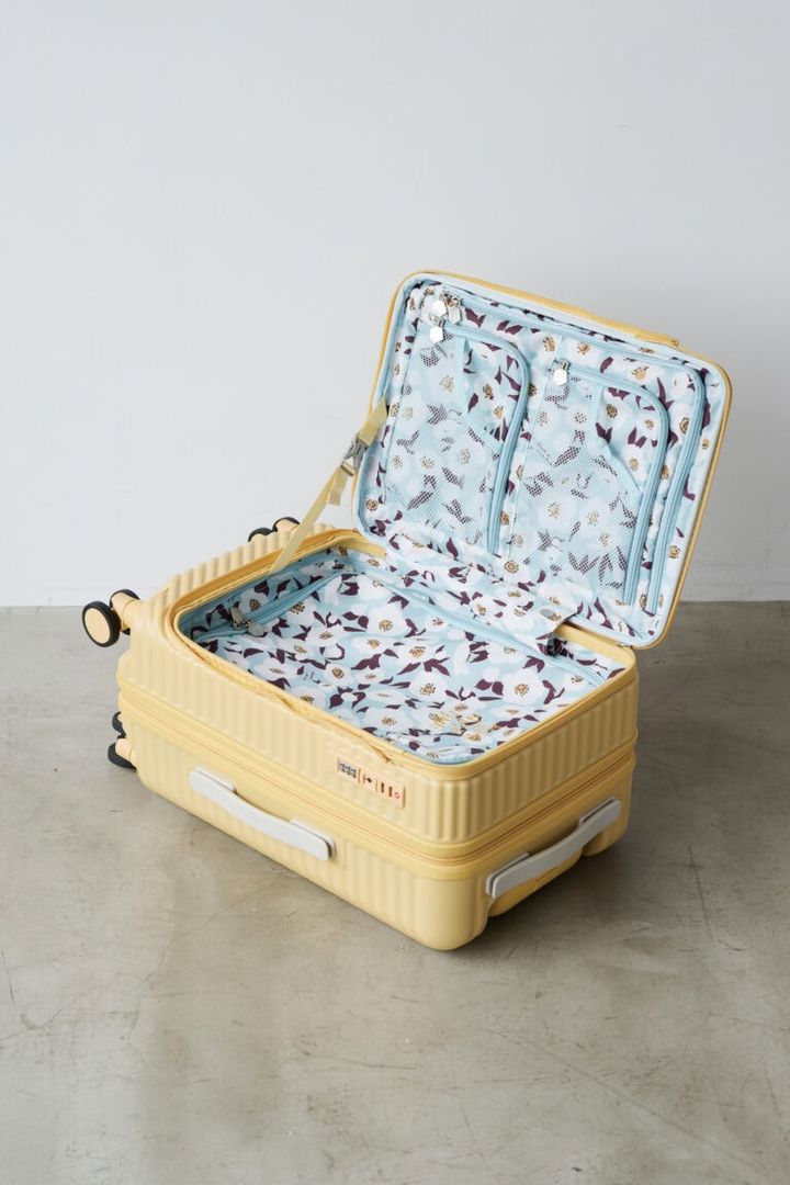 手狭な場所でも荷物の出し入れがしやすい、フロントオープン仕様。メッシュやファスナーつきのポケットもなにかと便利！