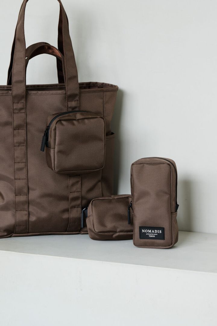 水の侵入を防ぐ止水ファスナーが施されたポーチは取り外し可。