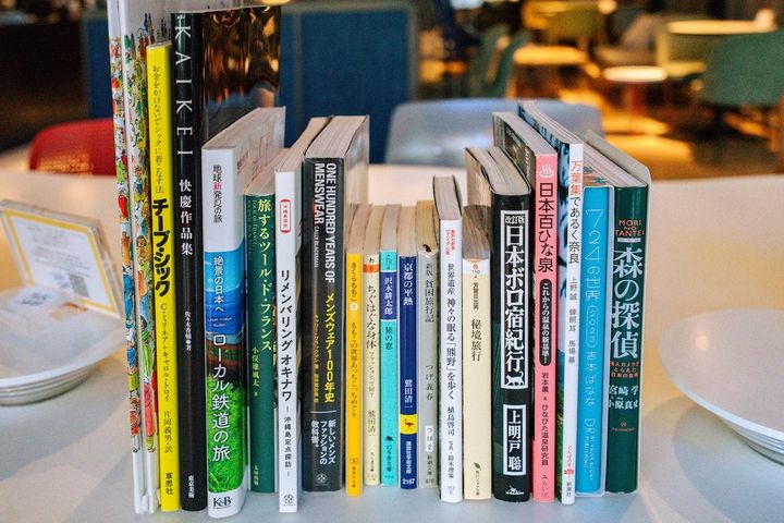 テーブルに並ぶ本