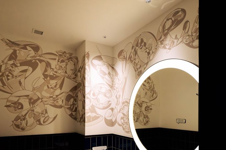 壁のアートをよく見ると、「nandeyanen（なんでやねん）」に！