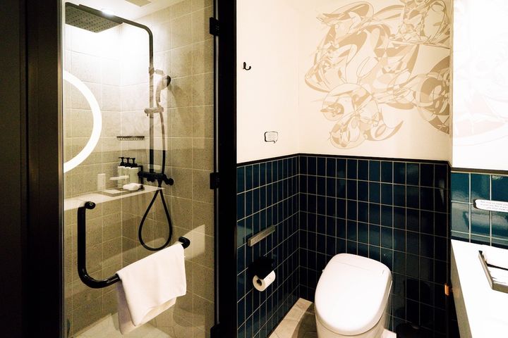 シャワールーム・トイレ・洗面台が備わったバスルーム