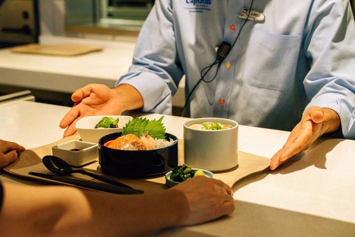 食事を受け取るカウンター