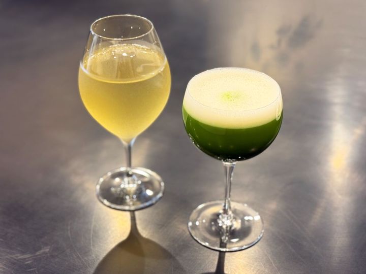 （左から）「季節のブレンド茶」726円、「抹茶とオーツミルク」935円