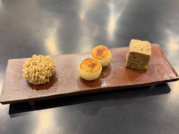 （左から）「季節のきんとん」「焼き胡麻団子」「栗とほうじ茶の浮島」各495円