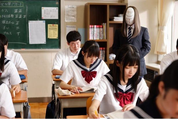 【写真を見る】授業中も美咲のそばに佇む神様。こちらは制服を着ているようだが… [c]2025 「とれ！」製作委員会 