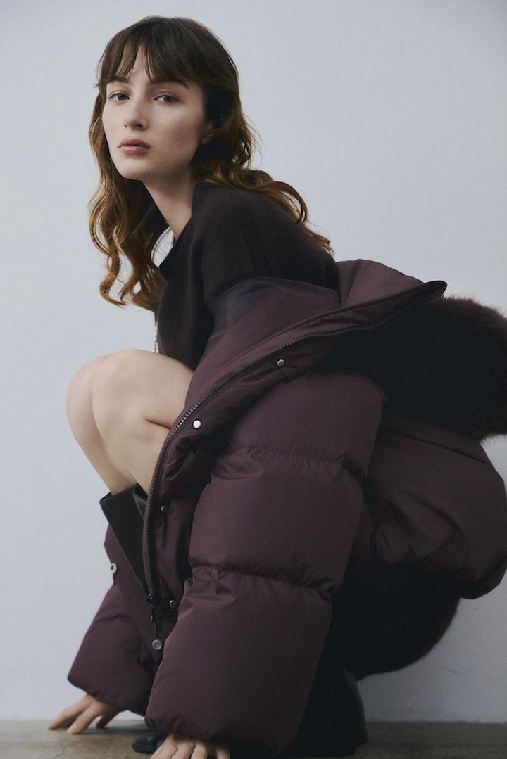 画像: フードファーショートダウンコート（ブラウン）¥35,200（フレイ アイディー）