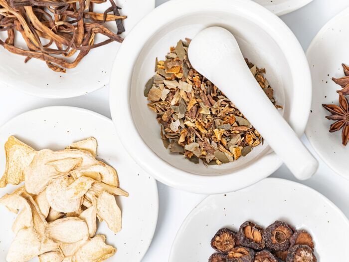 年末年始は要注意！食べ過ぎシーズンの〈胃腸トラブル〉の対策法をチェック