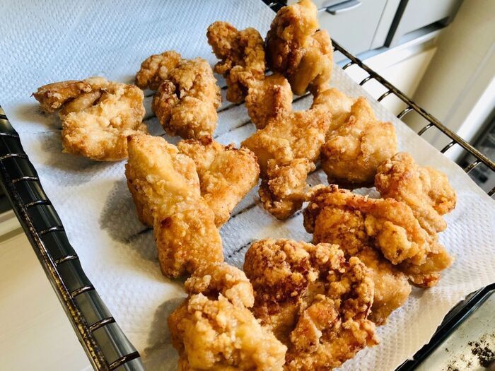 揚げ物で『バット』を使わず油切りする方法。「盲点だった…！！」「ナイスな場所」