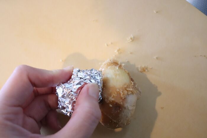 『しょうが』の皮むき＆おろしが断然ラクに！アルミホイルで叶う〈時短ワザ2連発〉