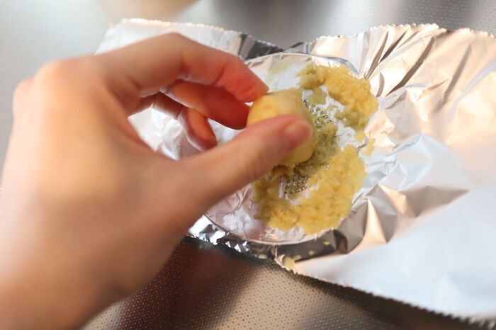 『しょうが』の皮むき＆おろしが断然ラクに！アルミホイルで叶う〈時短ワザ2連発〉