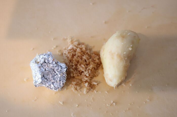 『しょうが』の皮むき＆おろしが断然ラクに！アルミホイルで叶う〈時短ワザ2連発〉