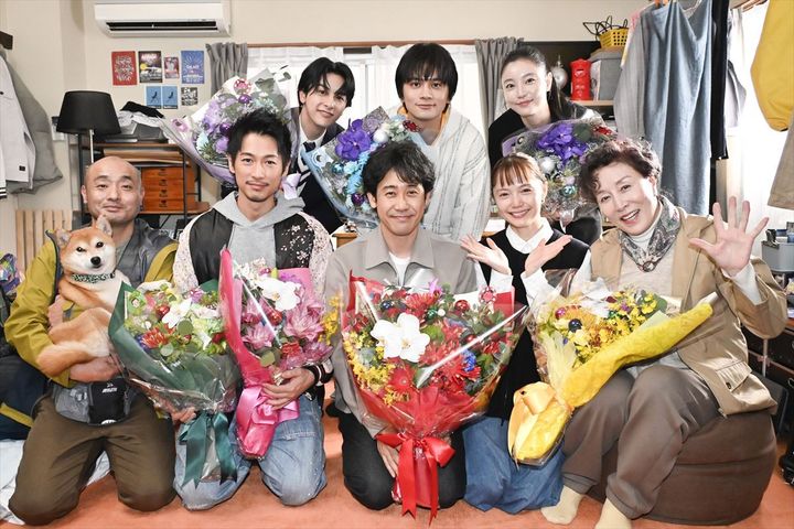 ドラマ『ちょっとだけエスパー』クランクアップショット （C）テレビ朝日 width=