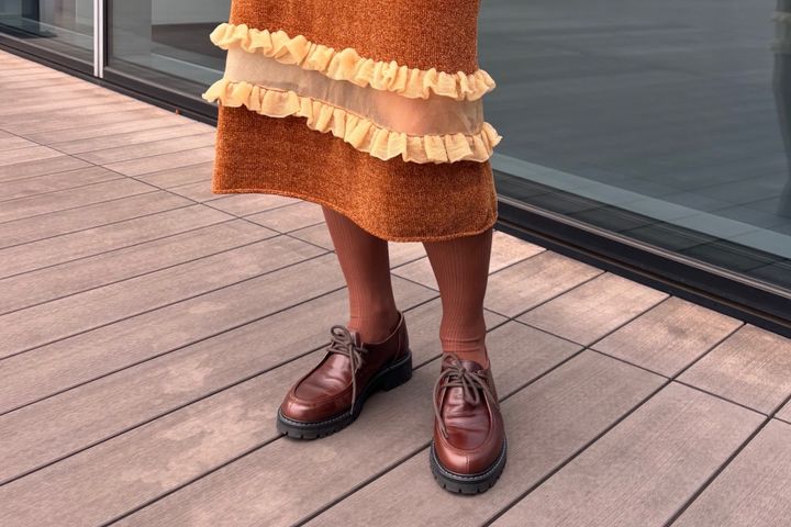 ベロアスカートにブラウンのシアーリブソックスとチロリアンシューズを合わせた秋冬の足もと