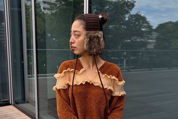 ブラウンのベロアトップスにイヤーマフを合わせた冬スタイル