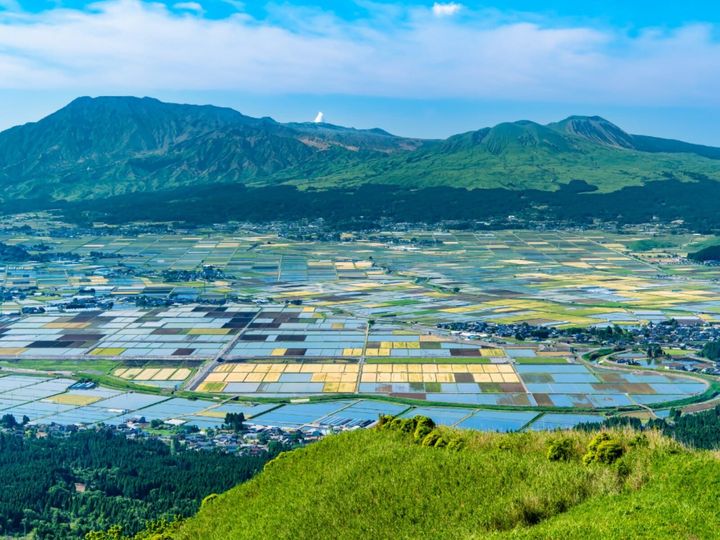 All About ニュース編集部が全国250人を対象に実施した老後に住みたい自治体に関するアンケートの調査結果から、老後に住みたい「熊本県の自治体」ランキングを発表！ 2位「阿蘇市」を抑えた1位は？