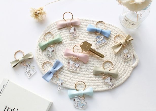 「シークレット リボンキーリング」(各858円)