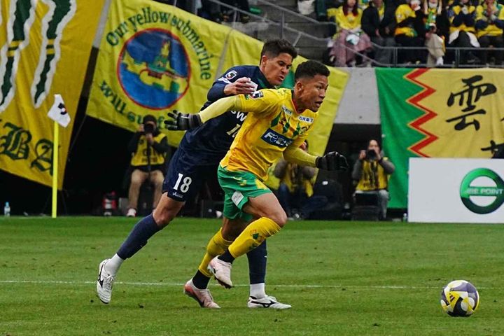 画像: 力強いドリブルでボールを運ぶイサカ（写真中央手前 縄手猟）