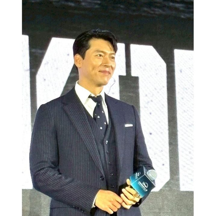 余裕の笑みを浮かべたヒョンビン