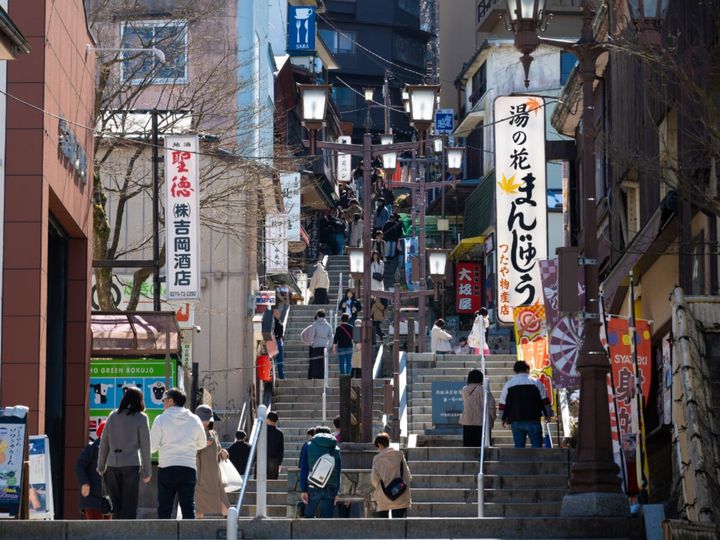 All About ニュース編集部が全国250人を対象に実施した「外国人観光客におすすめしたい関東の温泉地に関するアンケート」の調査結果から、群馬県で「外国人観光客におすすめしたい温泉地」ランキングを発表！ 2位「伊香保温泉」を抑えた1位は？