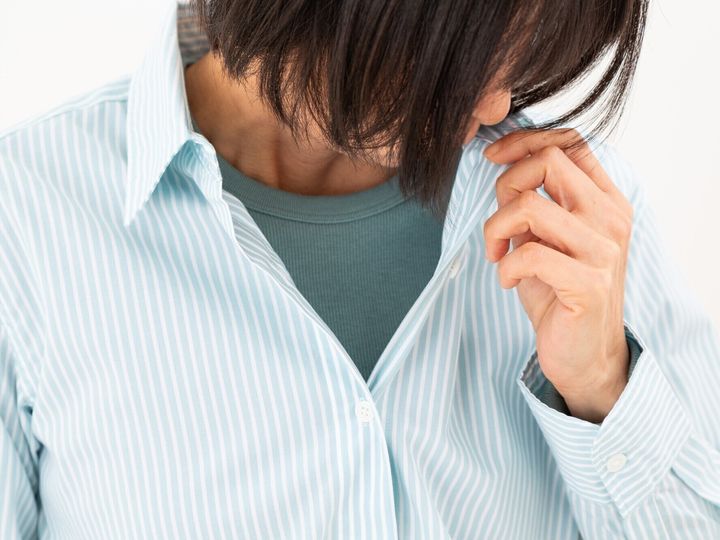 【漢方薬剤師が回答】女性にもある「加齢臭」。特に更年期以降は女性ホルモンが減少するため、においが強まる傾向があります。原因と、効果的な対策法をご紹介します。（※画像：shutterstock.com）