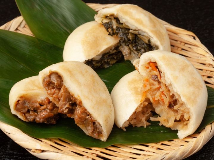 All About ニュース編集部が全国250人を対象に実施した「ご当地グルメに関するアンケート」の調査結果から、旅先で食べたい「長野県のご当地グルメ」ランキングを発表！ 2位「おやき」を抑えた1位は？