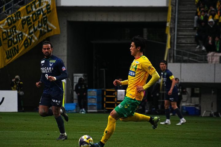 画像: 河野はこの日、安定したパフォーマンスを披露して千葉の勝利に貢献した（写真手前右 縄手猟）