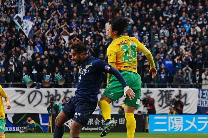 画像: 徳島の強力な攻撃陣を封じ込んだ河野（写真中央右 縄手猟）