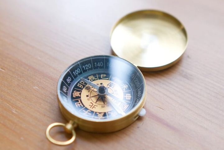 今年の吉報を測れる方位磁石つき