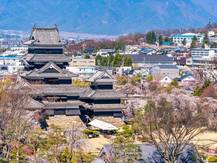 All About ニュース編集部が全国250人を対象に実施した「老後に住みたい自治体に関するアンケート」の調査結果から、老後に住みたい「長野県の自治体」ランキングを発表！ 2位「松本市」を抑えた1位は？