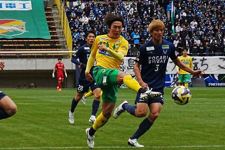 画像: ペナルティエリア内でシュートを放つ石川（写真中央右から2番目 縄手猟）