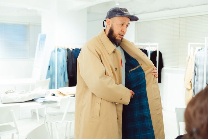 あのコートの開発秘話をきかせて！《nanamica(ナナミカ)》のバルマカーンコート １０の質問 【もの作りの場を訪ねて｜FUDGE dig.】