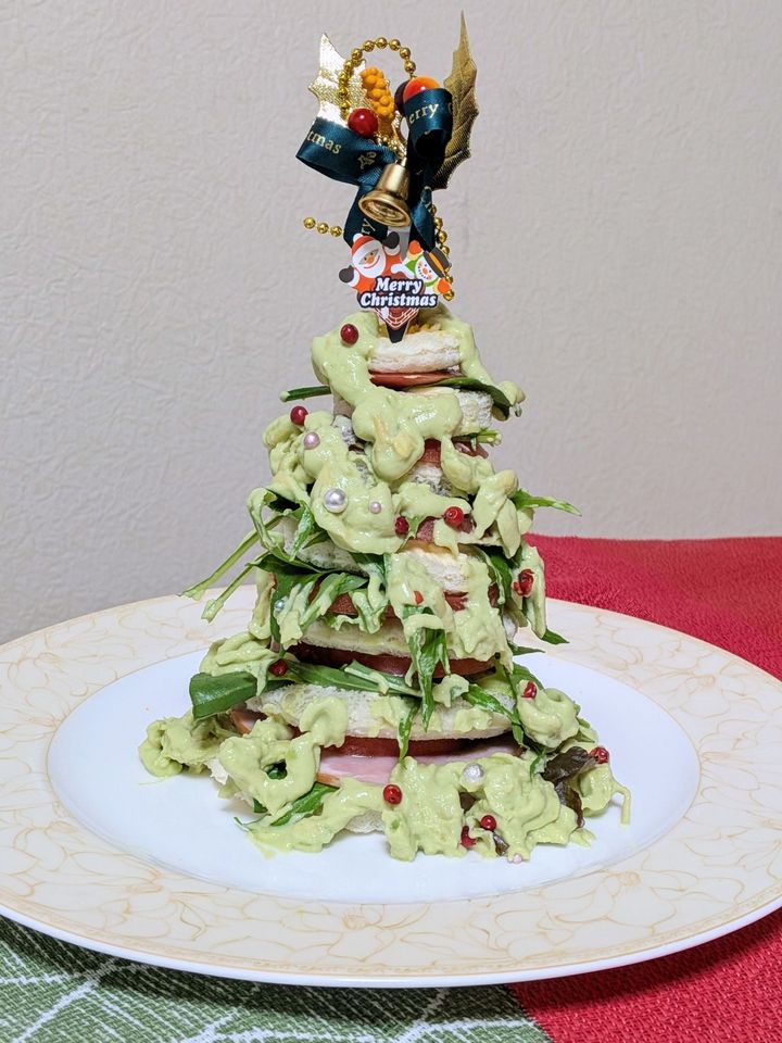 5.◯のソースを上から絞る。あればアラザン、ピンクペッパー、ピックなどで飾り付けをする