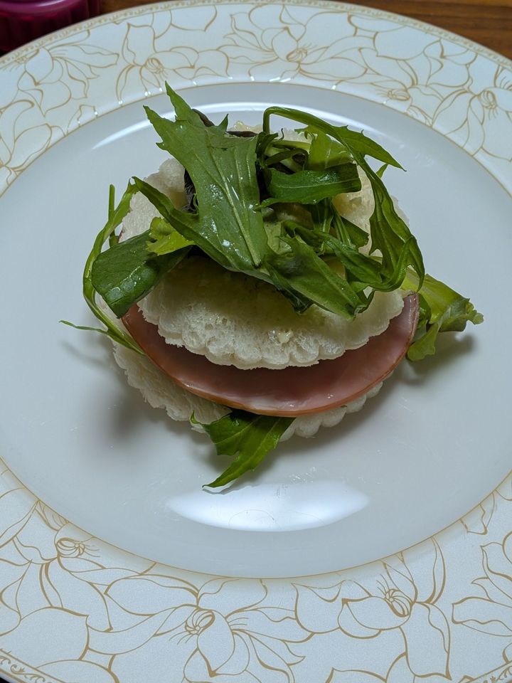 3.食パンに●を塗り、好きな材料をどんどん重ねていく