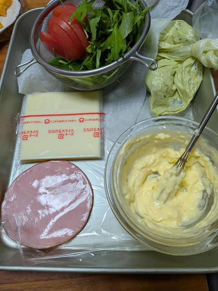 1.材料を準備する。●を小さい器に入れて混ぜる。◯を食品用ポリ袋に入れて潰して混ぜておく