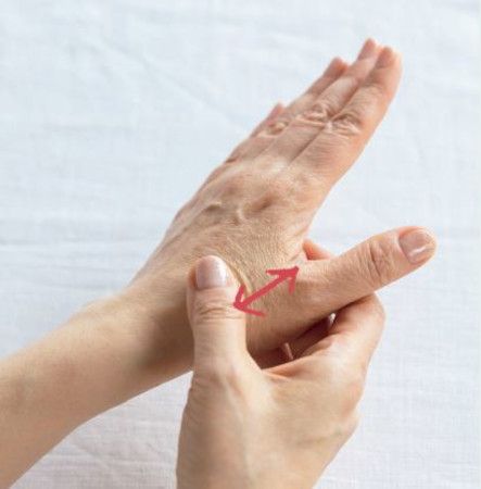 4.中手骨の間をさする