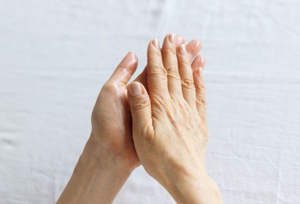 1.オイルを取り、手のひらで温める