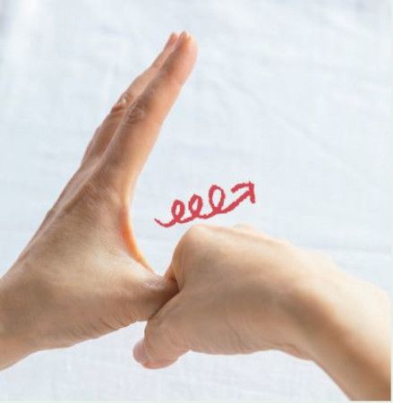 5.指を一本ずつマッサージする