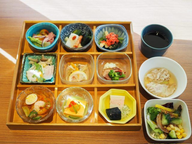 小鉢が並ぶ朝食御膳