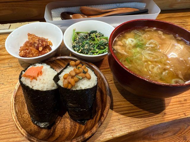 おにぎりと豚汁の朝ごはん