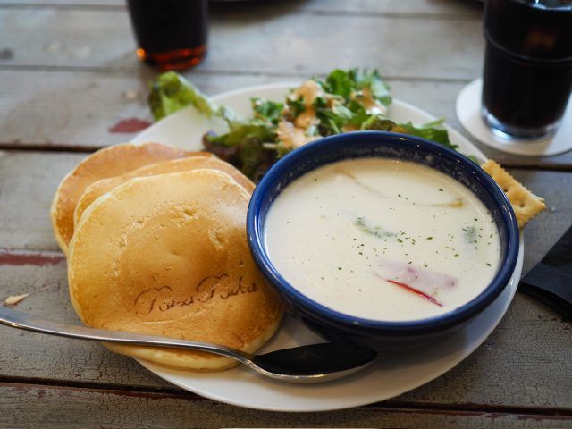 スープとサラダとパンケーキのセット