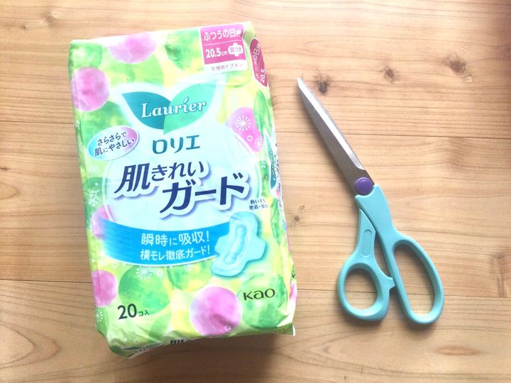 生理用品とハサミ