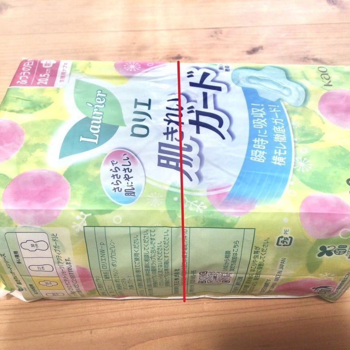 未開封の「生理用品」のパッケージ中央をハサミで切ると…「なるほど」「かなりラク」