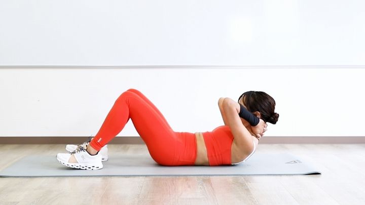 クランチのやり方 腹筋を意識し、上半身を丸めながら起こしていく