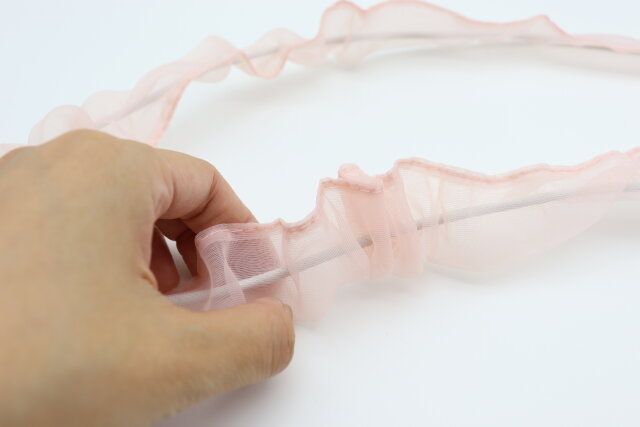 セリアのコードソックス シフォンは柔らかい素材でケーブルを通しやすい