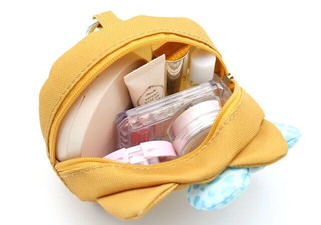 ひょう柄リボンが可愛い♥日焼けしたハローキティのポーチチャーム使用例