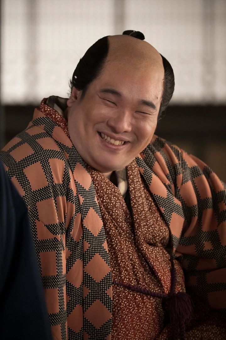 大河ドラマ『べらぼう～蔦重栄華乃夢噺～』で栄松斎長喜を演じる岡崎体育 （C）NHK width=
